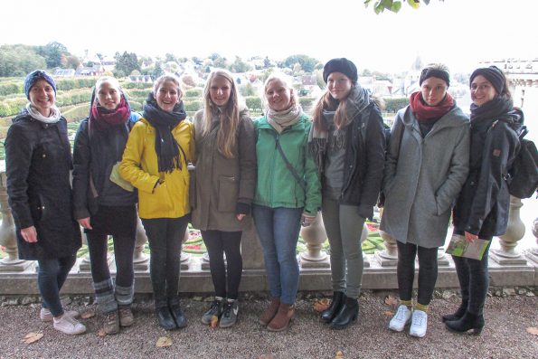 Unsere Reisegruppe mit Frau Müller aus der HWK vor dem Garten von Schloss Villandry.