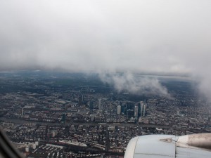 Wir befinden uns gerade im Landeanflug auf Frankfurt.