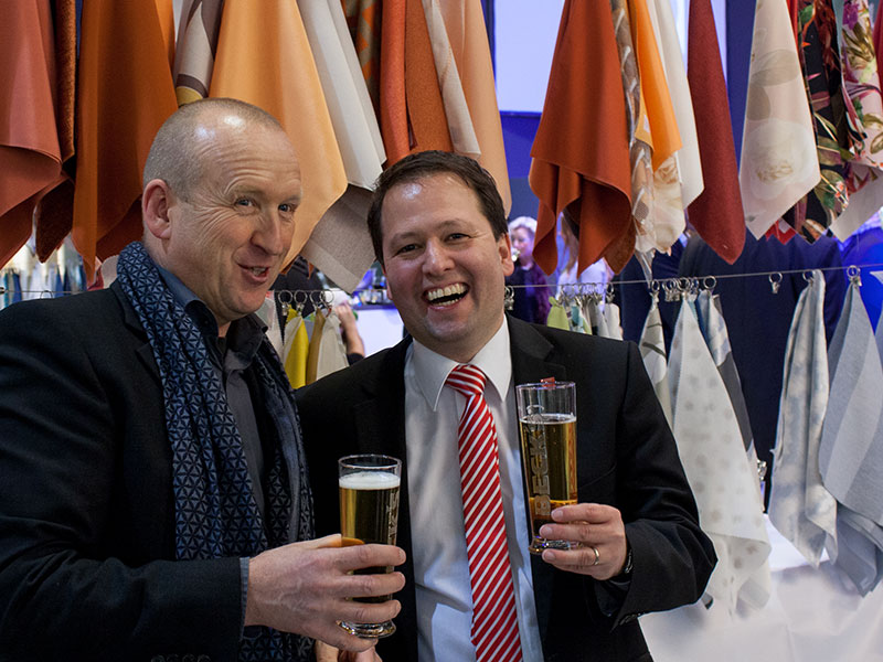 Mit guten Freunden trinkt man ein Bierchen, so sagt der Volksmund. vlnr: Jörg Reichelt, Henning Ruf