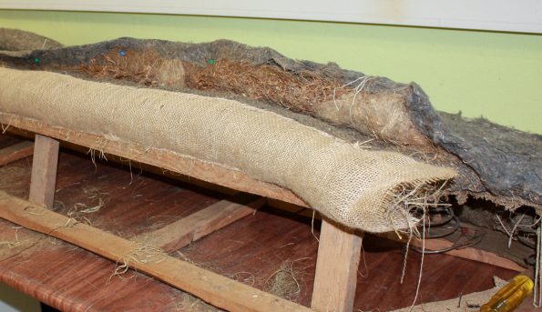 Aus Federleinen und der bereits bekannten Füllung aus Afrik baue ich noch ca. 4 cm an die Rückenlehne an, damit diese eine perfekte Form erhält.