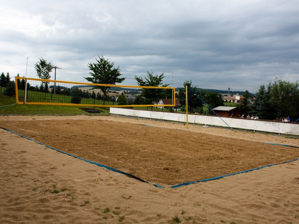 Das Beachvolleyballfeld ist frisch geharkt und bereit zum Angriff. Im Hintergrund warten schon die Regenwolken zum Angriff auf die sechs Mannschaften.