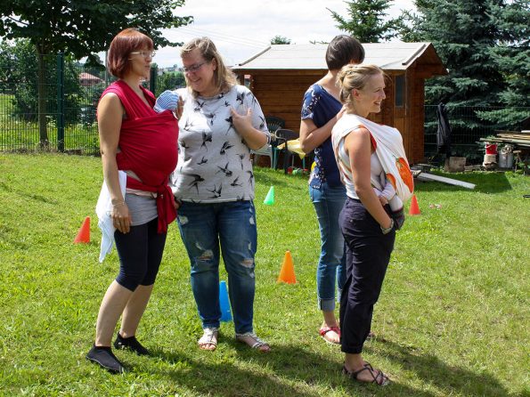 Unsere Gestalterin im Handwerk Eva Henkel (rechts im Bild) ist momentan in Sachen Nachwuchs beschäftigt.