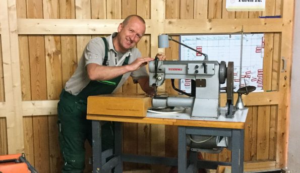 Jörg und seine geliebte alte Polsternähmaschine