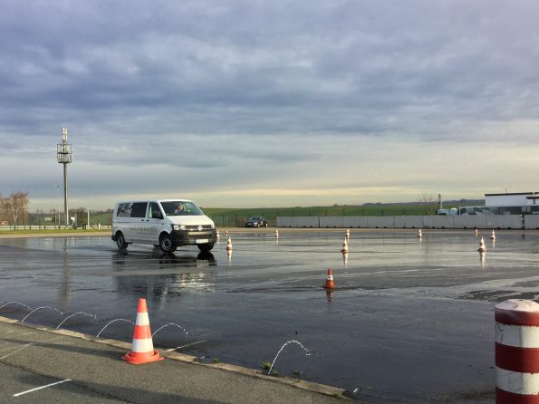 Kurvenfahrt auf glatter Fahrbahn