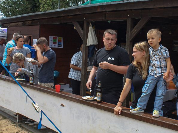 In der Firma fertigt Nicole zauberhafte Fensterdekorationen. Am Feldrand ist sie mit ihrer Familie zuständig für die Anfeuerungsrufe