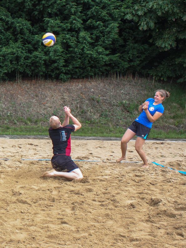 Nicht nur beim Parkettlegen, auch auf dem Beachvolleyballfeld gibt unser Uwe alles.