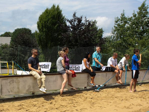 Ganz links auf der Zuschauermauer sitzt Sven, unser 9. Meister im Betrieb. Genauer gesagt Parkettlegermeister.